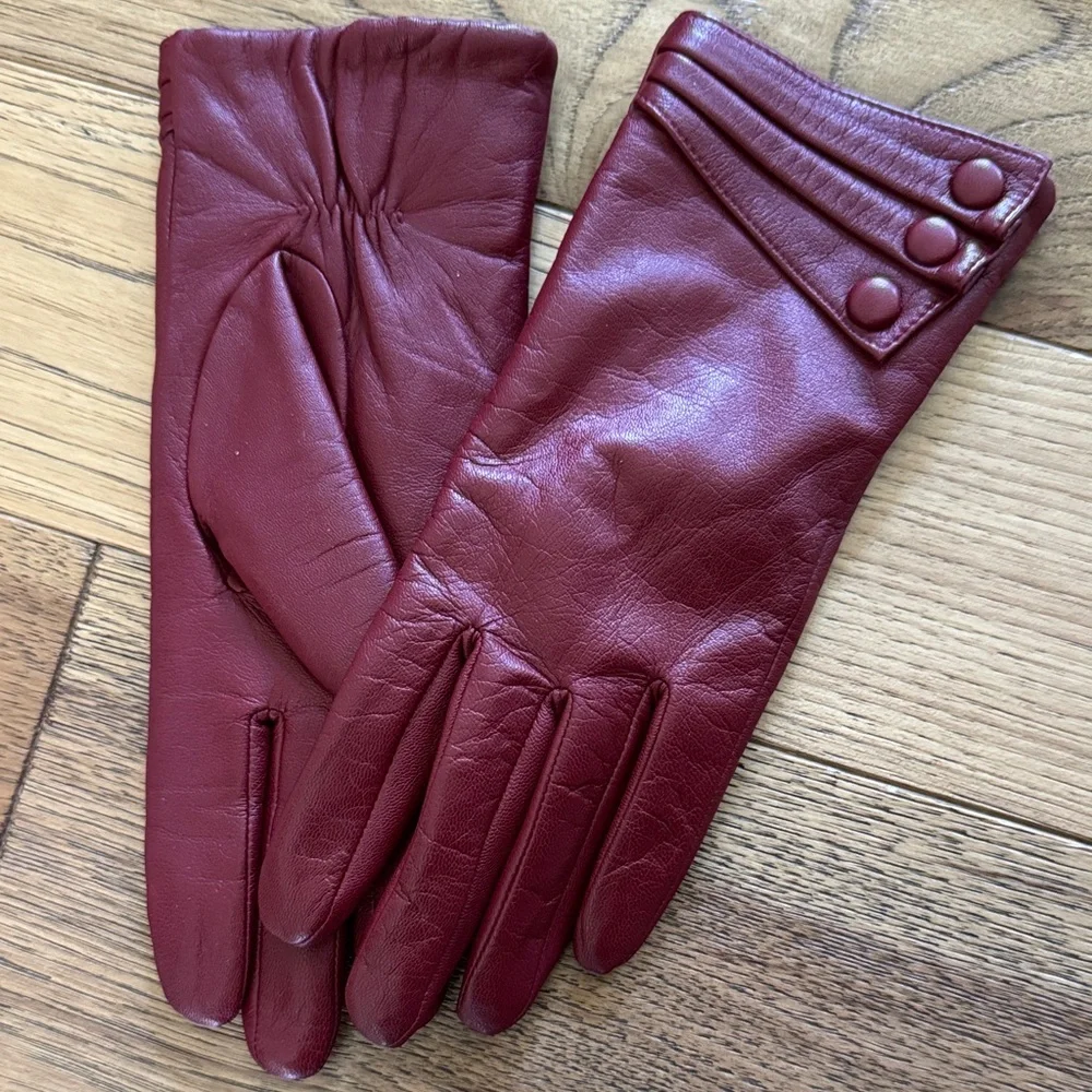 😊Women's Leather Dress Gloves in Deep Red detailed with covered buttons.